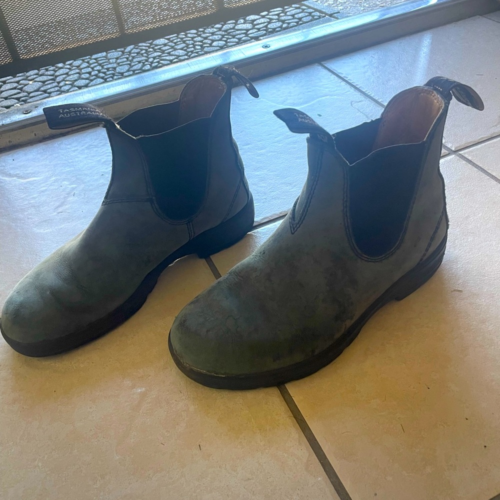 Blundstone Chelsea Boots - Size 7.5 - Rustic Black